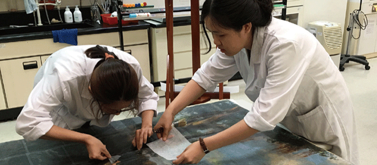 學生進行油畫修復工作
